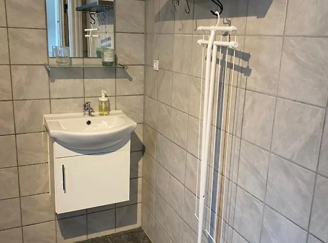 Apt17 - Quiet Countryside - Only Minutes From